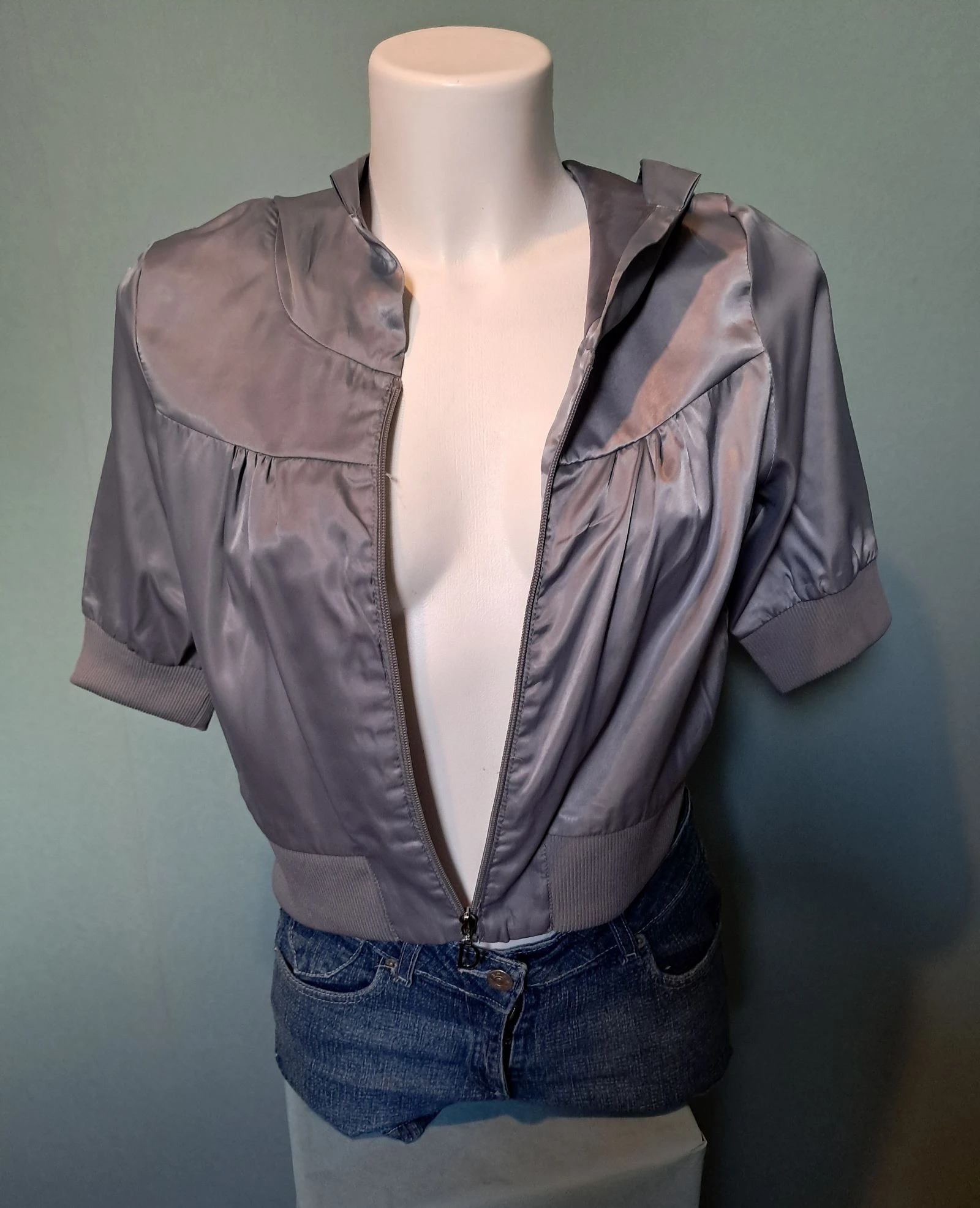 Veste courte légère, effet satiné.  100% fashion. Taille S – photo 4
